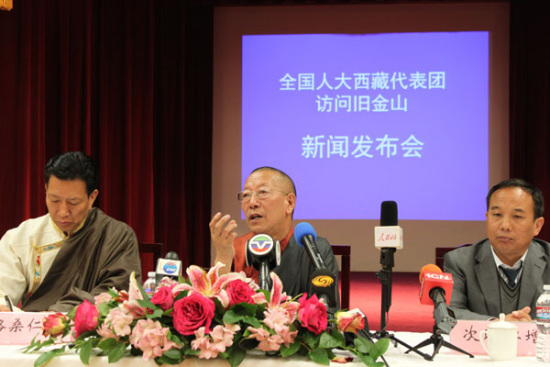 Shingtsa Tenzinchodrak (center), deputy to China's National People's Congress (NPC), briefs media in San Francisco on Tuesday, accompanied by NPC Tibetan deputies Gesang Renqing (left) and Ciwang Renzeng. (Photo: Chang Jun/China Daily)