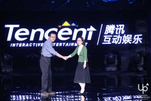 Author Liu Cixin shakes hands with Liu Ming, general manager of mobile game division of Tencent Interactive Entertainment, at a ceremony that celebrates Liu as Tencent's mobile game imagination architect. Photo provided to China Daily  