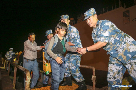 Crew members help people stepping down the Chinese Linyi missile frigate when they arrive in Djibouti, April 2, 2015. A total of 225 nationals from 10 countries who were evacuated from conflict-ridden Yemen arrived in Djibouti onboard a Chinese frigate on Thursday. (Photo: Xinhua/Pan Siwei)