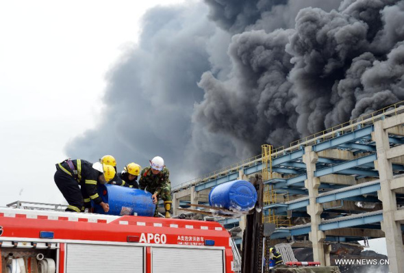 Firefighters try to extinguish the fire at a chemical plant on the Gulei Peninsula in Zhangzhou, southeast China's Fujian Province, April 8, 2015. A total of 29,096 people have been evacuated from the surrounding area of the chemical plant on Wednesday after repeatedly caught fire after an explosion on Monday. (Xinhua/Zhang Yongding)
