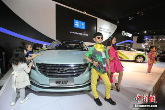 Child models are pictured at Taiyuan International Auto Show in Taiyuan city, North China's Shanxi province, on May 17, 2014. (Photo/Chinanews.com)