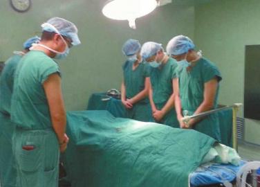 Medical workers bowed to Yang Huaiyuna whose family donated his organs after his death in Sichuan, April 6,2015. (Photo/West China City Daily)