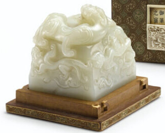 Another item that attracted fierce phone bidding was the white jade 'Yongzheng Yubi Zhi Bao' Seal with its original ivory-inlaid box and cover from the Qing Dynasty, Kangxi period. It sold for a whopping 13.5 million dollars.