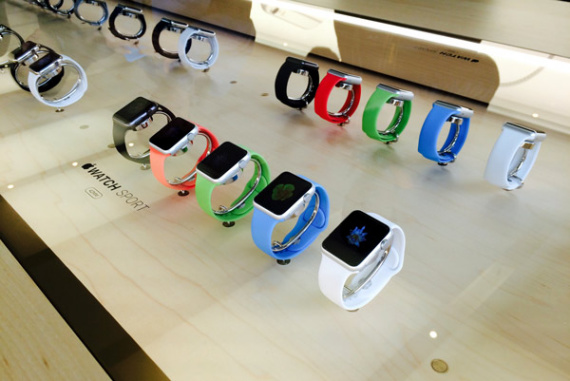A group of Apple Watch are displayed on April 10, 2015 at the Apple Store located in a shopping mall in Sanlitun, Beijing. [Liu Zheng/chinadaily.com.cn]