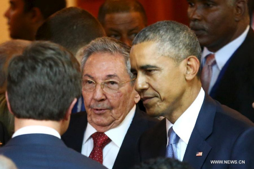 Image provided by Peru's Presidency shows U.S. President Barack Obama (R) and Cuba's President Raul Castro (C) before the opening ceremony of the 7th Summit of the Americas, in Panama City, Panama, April 10, 2015. (Xinhua/Peru's Presidency)