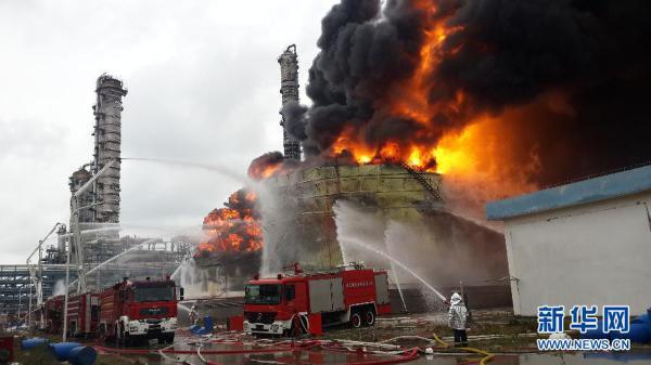 On Monday evening, April 6, 2015, oil that had leaked from a xylene facility caught fire and led to blasts at three nearby chemical oil tanks at Tenglong Aromatic Hydrocarbon Company, located on the city's Gulei Peninsula. (Photo: Xinhua)