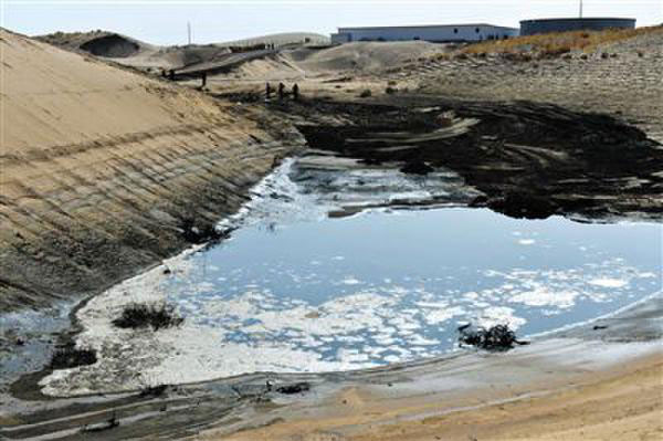 Untreated waste water is discharged into the Tengger Desert, Wuwei, Gansu, March 21, 2015. (Photo/Xinhua)