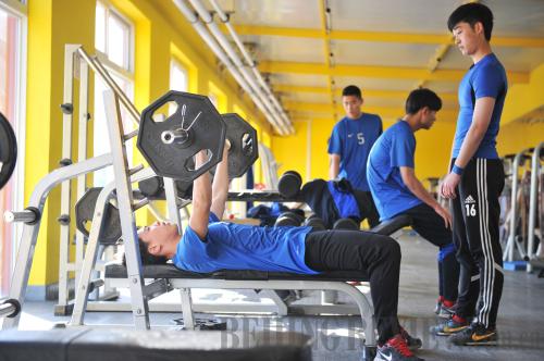 PROFESSIONAL TRAINING: Han Shuo (forefront), 19, lifts weights with his classmates on April 7 as part of their regular training at the Sangao training base in Beijing (WEI YAO)