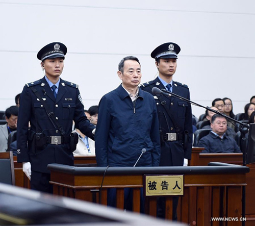 Jiang Jiemin (C), former head of the State-owned Assets Supervision and Administration Commission, stands trial at the Hanjiang Intermediate People's Court in central China's Hubei Province, April 13, 2015. (Xinhua/Zhang Duo)