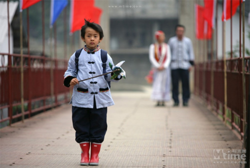 Screen capture of film Walking to School. [Photo/Mtime.com]