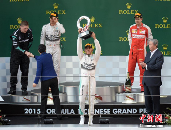 Mercedes Formula One driver Lewis Hamilton (center) of Britain won the Chinese F1 Grand Prix at the Shanghai International Circuit April 12, 2015. (Photo: China News Service/Hou Yu)