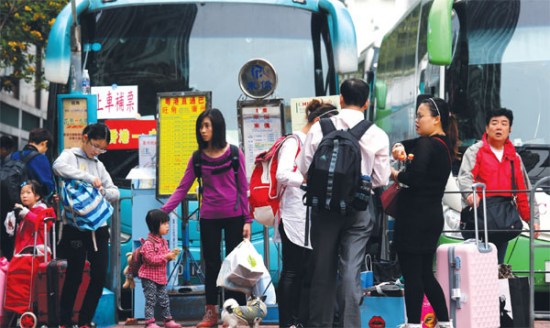Travel industry experts warn there won't be enough tourists from other sources to make up for the loss from declining mainland tourist arrivals if some Hong Kong people's senseless and hostile attitude toward mainland visitors continues. (Photo: Edmond Tang/China Daily)