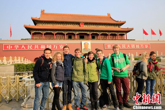 A group of foreign students visit Beijing's Tian'anmen Square. (File photo/China News Service)
