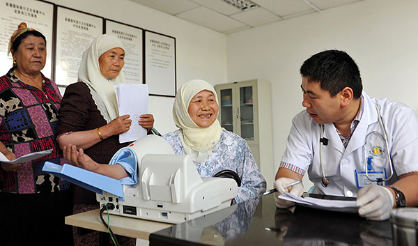 Muslims have their blood pressure checked before setting off on the hajj pilgrimage to Mecca from Urumqi in the Xinjiang Uygur autonomous region. Xinjiang health authorities have provided checkups, vaccinations and medical assistance to pilgrims. (Photo/Xinhua)