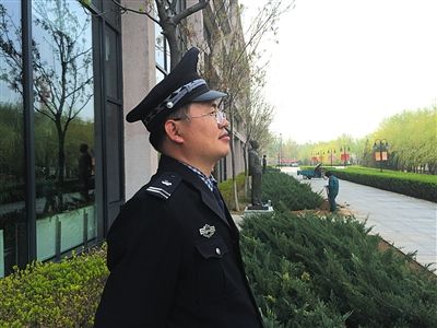 Wang Yajun, a security guard at China's Central Academy of Drama, is on the Changping campus of the Central Drama on April 11, 2015. (Photo: bjnews.com.cn)
