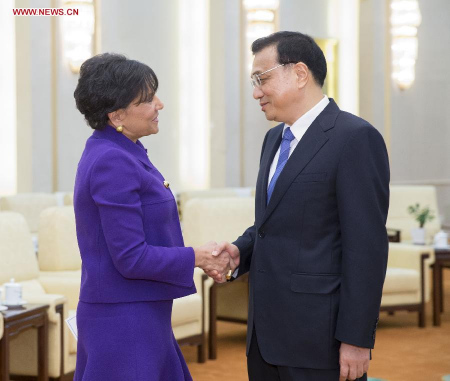 Chinese Premier Li Keqiang (R) meets with U.S. Secretary of Commerce Penny Pritzker and a delegation led by her in Beijing, capital of China, April 13, 2015. The delegation, consisting of 24 U.S. business leaders in the clean technology field, is the first-ever presidential trade mission sent to China by the Obama administration. (Xinhua/Huang Jingwen) 