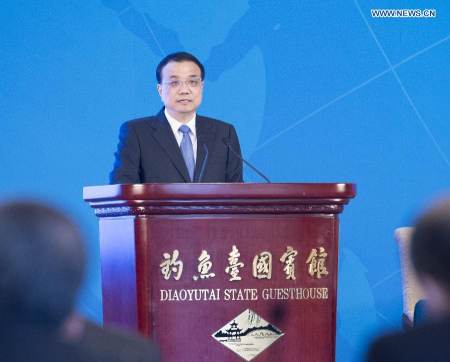Chinese Premier Li Keqiang delivers a key-note speech at the opening of the 54th annual session of the Asian-African Legal Consultative Organization (AALCO) in Beijing, capital of China, April 13, 2015. (Xinhua/Wang Ye)