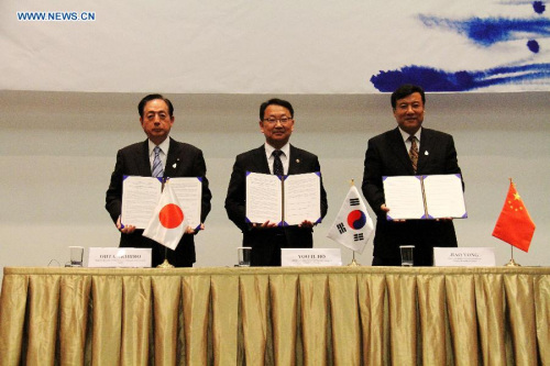 China's Vice Minister of Water Resources Jiao Yong, South Korea's Minister of Land, Infrastructure and Transport Yoo Il-ho and Japan's Minister of Land, Infrastructure, Transport and Tourism Ohta Akihiro (R-L) pose for photo after signing a joint statement during a trilateral ministerial meeting at the seventh World Water Forum held in Gyeongju, South Korea, April 13, 2015.(Xinhua/Peng Qian)