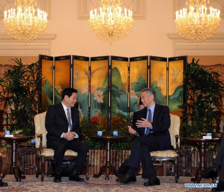 Singapore's Prime Minister Lee Hsien Loong (R) meets with Zhao Zhengyong, secretary of the Shaanxi Provincial Committee of the Communist Party of China, in Singapore, April 13, 2015. (Xinhua/Then Chih Wey)