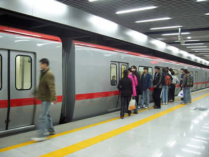 A platform of Beijing Subway Line 1 before the installation of protective screen doors along the rail tracks. (Photo: China.org.cn)