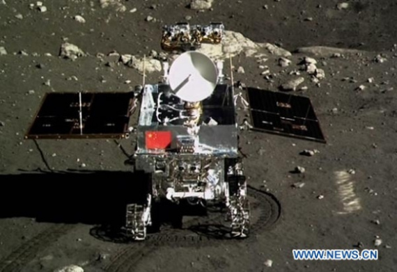Screen shows the photo of the Yutu moon rover taken by the camera on the Chang'e-3 moon lander during the mutual-photograph process, at the Beijing Aerospace Control Center in Beijing. (Xinhua file photo)