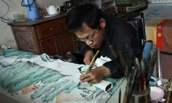 Painter Liu Shuai draws a picture. (File photo)