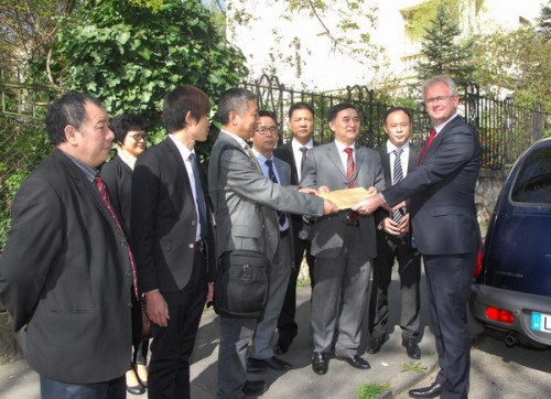 Elzo Molenberg (right), Deputy Head of Mission and Head of Political, Economic, Press and Cultural Department at the Netherlands Embassy, receives the letter of appeal from Chinese Li Zhen on April 13. Photo provided to chinadaily.com.cn  