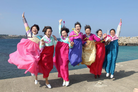 A group of Chinese women dress in Korean attire while visiting Jeju Island.(Photo/China Daily)
