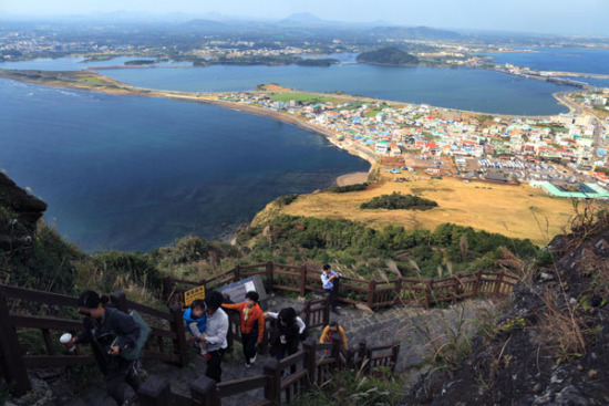 Jeju Island is among the most popular destinations for Chinese tourists. Nearly half of last year's 6.1 million Chinese tourists to the Republic of Korea visited the island, which has offered visa exemptions for Chinese since 2008.(Photo/China Daily)