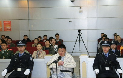 Su Dahua (center) stands trial on April 10, 2015, in southwest China's Guizhou Province. (Photo/szb.mnw.cn) 