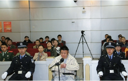 Su Dahua (center) stands trial on April 10, 2015, in southwest China's Guizhou Province. (Photo/szb.mnw.cn) 