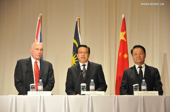 Malaysian Transport Minister Liow Tiong Lai (C), Australian Deputy Prime Minister Warren Truss (L) and Chinese Transport Minister Yang Chuantang attend a press conference in Kuala Lumpur, Malaysia, April 16, 2015.  (Xinhua/Wang Dawei)