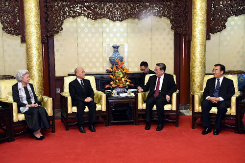 Yu Zhengsheng (2nd R), chairman of the National Committee of the Chinese People's Political Consultative Conference (CPPCC), meets with Cambodian King Norodom Sihamoni (2nd L) and the queen mother Norodom Monineath Sihanouk (L), in Beijing, capital of China, April 17, 2015. (Photo: Xinhua/Rao Aimin)