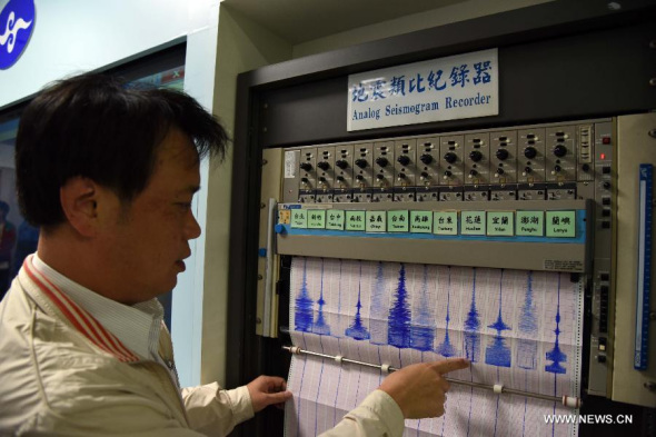 A meteorologic worker checks earthquake data in Taipei, southeast China's Taiwan, April 20, 2015. A 6.4-magnitude earthquake jolted the sea off the east coast of Hualien County, Taiwan, Monday morning. (Xinhua/Wu Ching-teng)