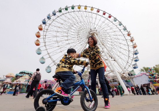 The Ferris wheel at Beijing Shijingshan Amusement Park will close at the end of the month after 29 years of service. The park plans to build a bigger one. (China Daily/Jiang Dong)