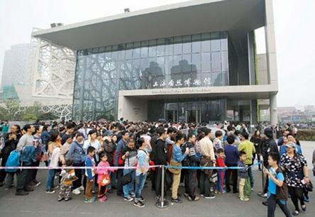 Queues at the new Shanghai Natural History Museum, which opened yesterday. Admissions were twice halted due to high numbers. (Photo/Shanghai Daily)