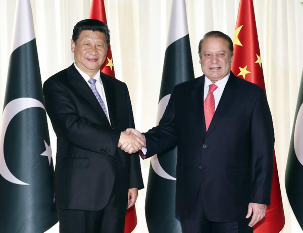 Visiting Chinese President Xi Jinping (L) holds talks with Pakistani Prime Minister Nawaz Sharif in Islamabad, capital of Pakistan, April 20, 2015. (Photo/Xinhua)