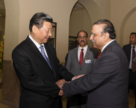 Chinese President Xi Jinping (L) shakes hands with Asif Ali Zardari, former Pakistani president and co-chairperson of the Pakistan People's Party (PPP), as he met with leaders of the Pakistani major parties in Islamabad, capital of Pakistan, April 20, 2015. (Xinhua/Li Xueren)