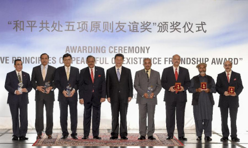 Chinese President Xi Jinping (C) and his Pakistani counterpart Mamnoon Hussain (4th L) pose for a group photo with award winners as they attend an awarding ceremony of Five Principles of Peaceful Coexistence Friendship Award in Islamabad, capital of Pakistan, April 20, 2015. The award is to honor Pakistanis for their contribution to China-Pakistan friendship. (Xinhua/Li Xueren)