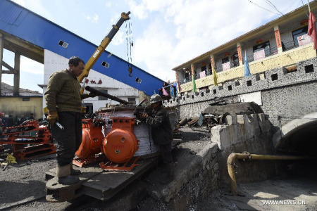 Rescuers transfer rescue materials at the Jiangjiawan coal mine in Datong, north China's Shanxi Province, April 20, 2015. Twenty four people were trapped in the coal mine after it was flooded on Sunday. (Photo: Xinhua/Yan Yan)