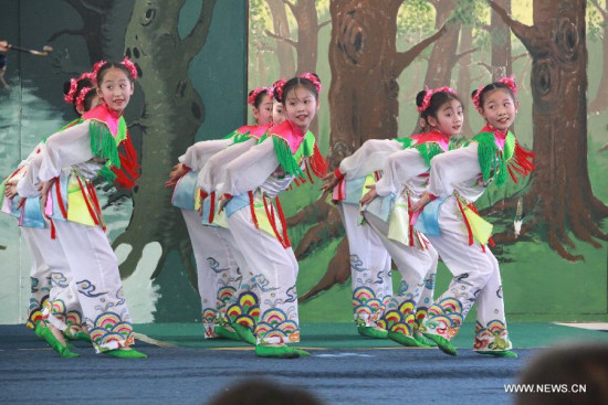 Children perform at the Lusaka International Community School in Lusaka, capital of Zambia, April 20, 2015. The Nanjing Little Red Flower Art Troupe of China conducted a two-hour performance on Monday at the Lusaka International Community School in Lusaka. (Xinhua/Peng Lijun)