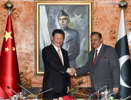 Chinese President Xi Jinping (L) shakes hands with Pakistani President Mamnoon Hussain in Islamabad, Pakistan, April 21, 2015. (Xinhua/Li Xueren) 