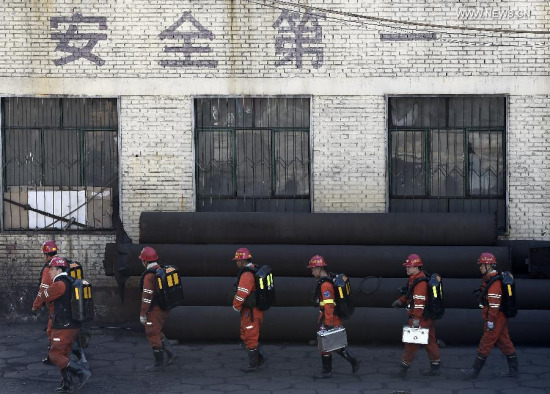Rescuers prepare to enter the well at Jiangjiawan mine in Datong, north China's Shanxi Province, April 21, 2015. The death toll of the coal mine flood accident has climbed to eight till Tuesday noon, and 13 remained trapped underground. (Xinhua/Yan Yan)