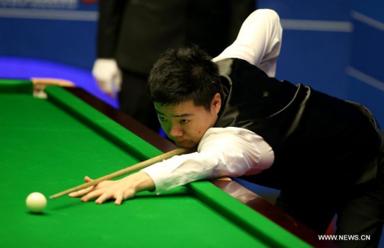 Ding Junhui of China competes during the second half of the first round match against Mark Davis of England at the 2015 World Snooker Championship in the Crucible Theatre, Sheffield, England on April 21, 2015. Ding won 10-7. (Xinhua/Han Yan)