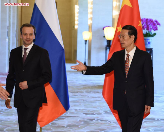 Chinese Vice Premier Zhang Gaoli (R) and his Russian counterpart Arkady Dvorkovich, who co-chair the China-Russia Energy Cooperation Committee, hold a meeting in Beijing, China, April 21, 2015.(Xinhua/Gao Jie)