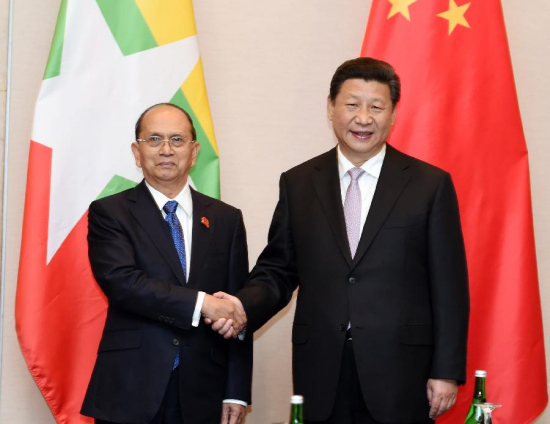 Chinese President Xi Jinping (R) meets with Myanmar President U Thein Sein in Jakarta, Indonesia, April 22, 2015. (Xinhua/Xie Huanchi)