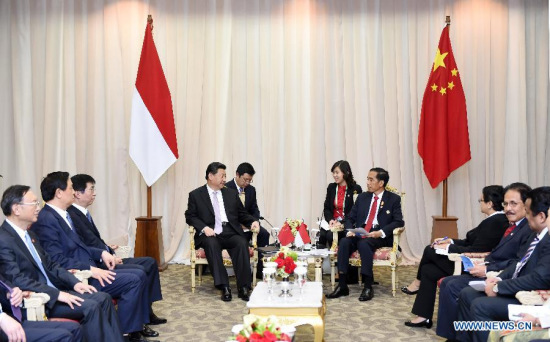 Chinese President Xi Jinping (4th L) meets with Indonesian President Joko Widodo in Jakarta, Indonesia, April 22, 2015. (Xinhua/Xie Huanchi)