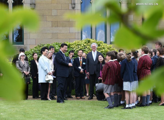Chinese President Xi Jinping talks with students of a primary school in Tasmania state, Australia, Nov 18, 2014. (Xinhua/Ma Zhancheng)