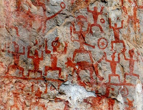 A group of rock paintings has been found in Ningming County of China's Guangxi Zhuang Autonomous Region. The paintings are more than 2000 years old, but still retain their vivid colors.
