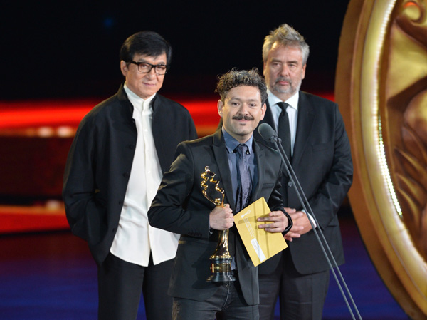 Hong Kong star Jackie Chan (left) and French veteran filmmaker Luc Besson with Bernardo Arellano (center), director of Mexican movie The Beginning of Time, which won the Tiantan Award at the Beijing International Film Festival. (Photo/Xinhua)